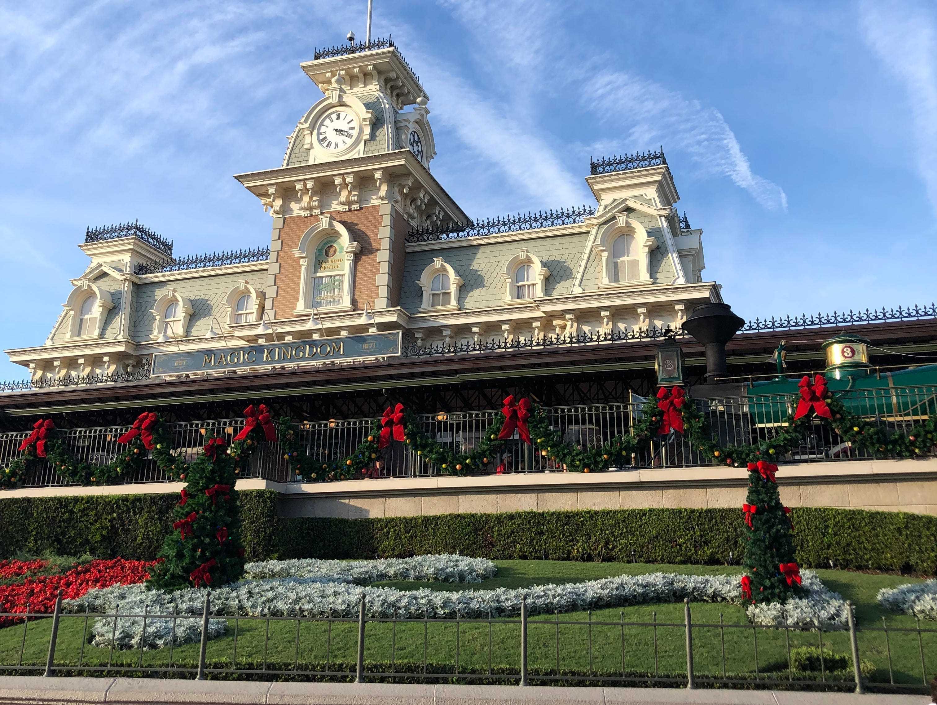Aufnahme des Eingangs zum Themenpark Magic Kingdom Disney World für Weihnachten dekoriert