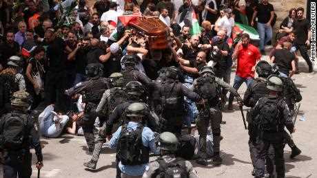 Die israelische Polizei nähert sich bei ihrer Beerdigung am Freitag Sargträgern, die den Leichnam von Abu Akleh mit Schlagstöcken tragen.