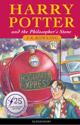Cover eines Buches mit der Illustration eines jungen Mannes mit Brille und einem rot-gelben Schal, der überrascht vor einer Dampflokomotive mit einem Kopfteil mit der Aufschrift „Hogwarts Express“ aussieht