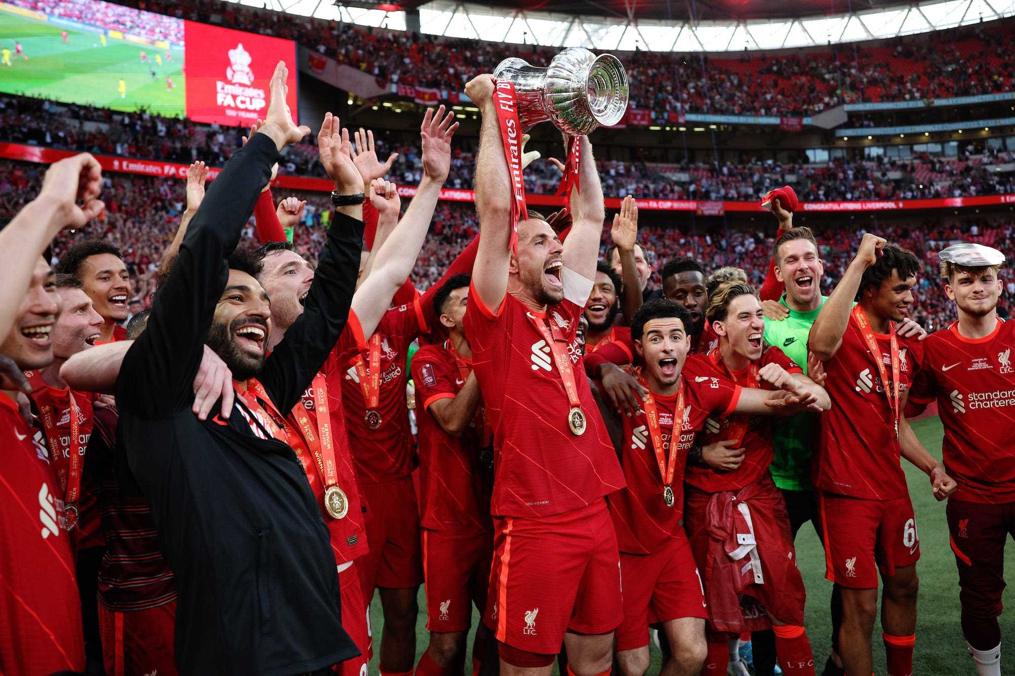 Jordan Henderson aus Liverpool und Teamkollegen feiern mit der Emirates FA Cup-Trophäe nach dem Sieg im FA Cup-Finale zwischen Chelsea und Liverpool im Wembley-Stadion