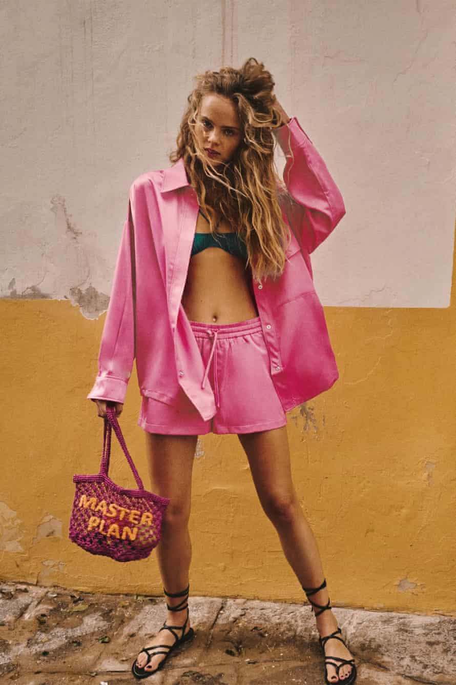 Beste Damen-Shorts zum Tragen Sommer 2022 rosa Satin-Shorts von Zara