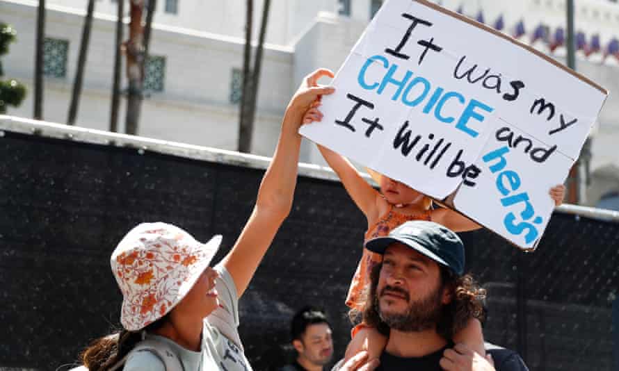 Menschen halten während einer Kundgebung vor dem Rathaus in Los Angeles ein Schild mit der Aufschrift „It was my choice and it will be hers“ hoch.
