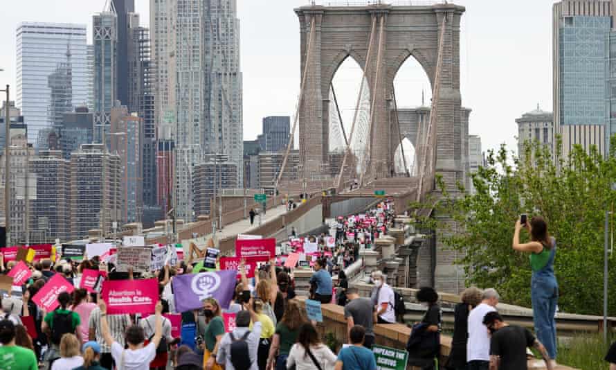 Tausende Menschen demonstrieren für Abtreibungsrechte über die Brooklyn Bridge in New York City.