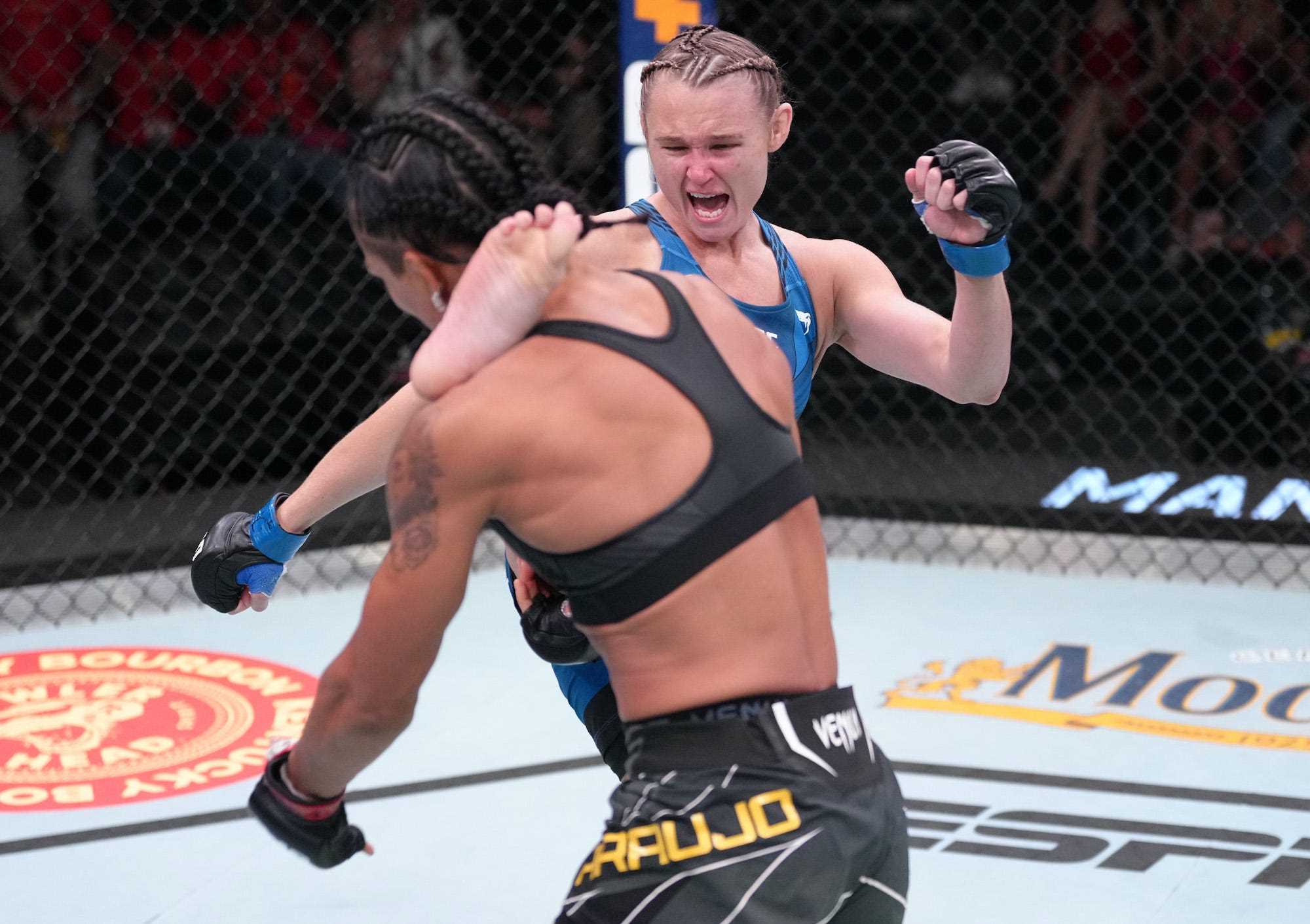 Andrea Lee kickt Viviane Araujo in einem UFC-Match.