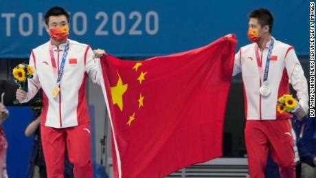 Die Chinesen Cao Yuan (links) und Yang Jian feiern ihre Medaillen im 10-m-Sprungturm-Finale der Männer bei den Olympischen Spielen in Tokio. 