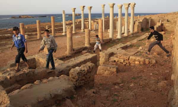 Kinder gehen in Apollonia in der Nähe der antiken griechischen und römischen Stadt Kyrene in Libyen spazieren.  Apollonia diente als Hafen für den Export von Silphium.