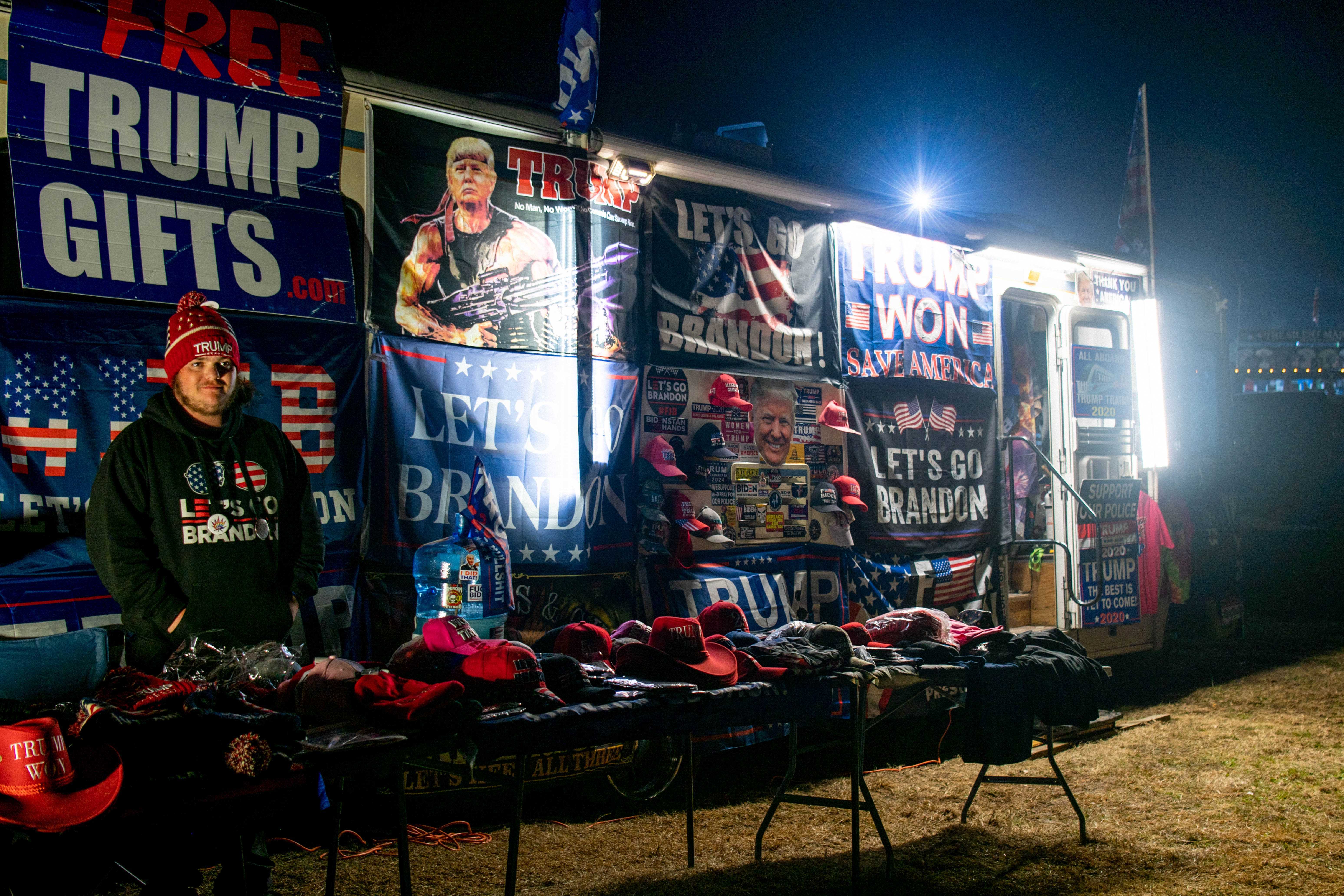 Ein Trump-Unterstützer verkauft Waren während der Kundgebung „Save America“ auf dem Montgomery County Fairgrounds am 29. Januar 2022 in Conroe, Texas
