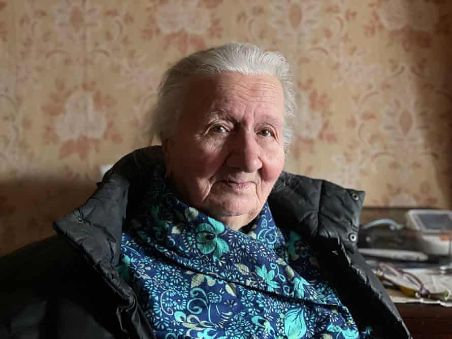 Ein Porträt von Halyna Vasylivna, die in ihrer Wohnung sitzt