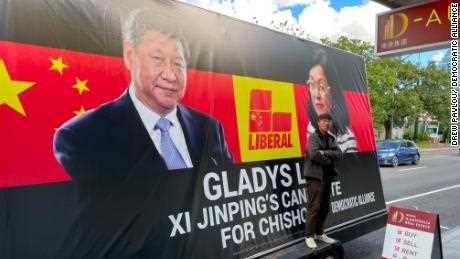 Ein Plakat, auf dem behauptet wird, der chinesische Präsident Xi Jinping unterstütze einen liberalen Kandidaten.