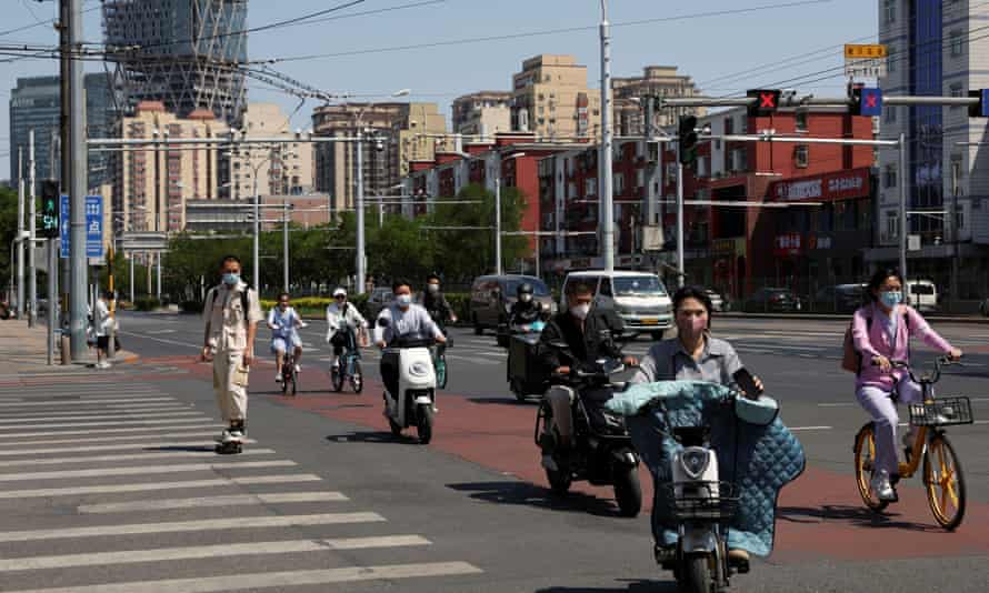 Menschen, die heute in Peking, China, auf Fahrzeugen fahren