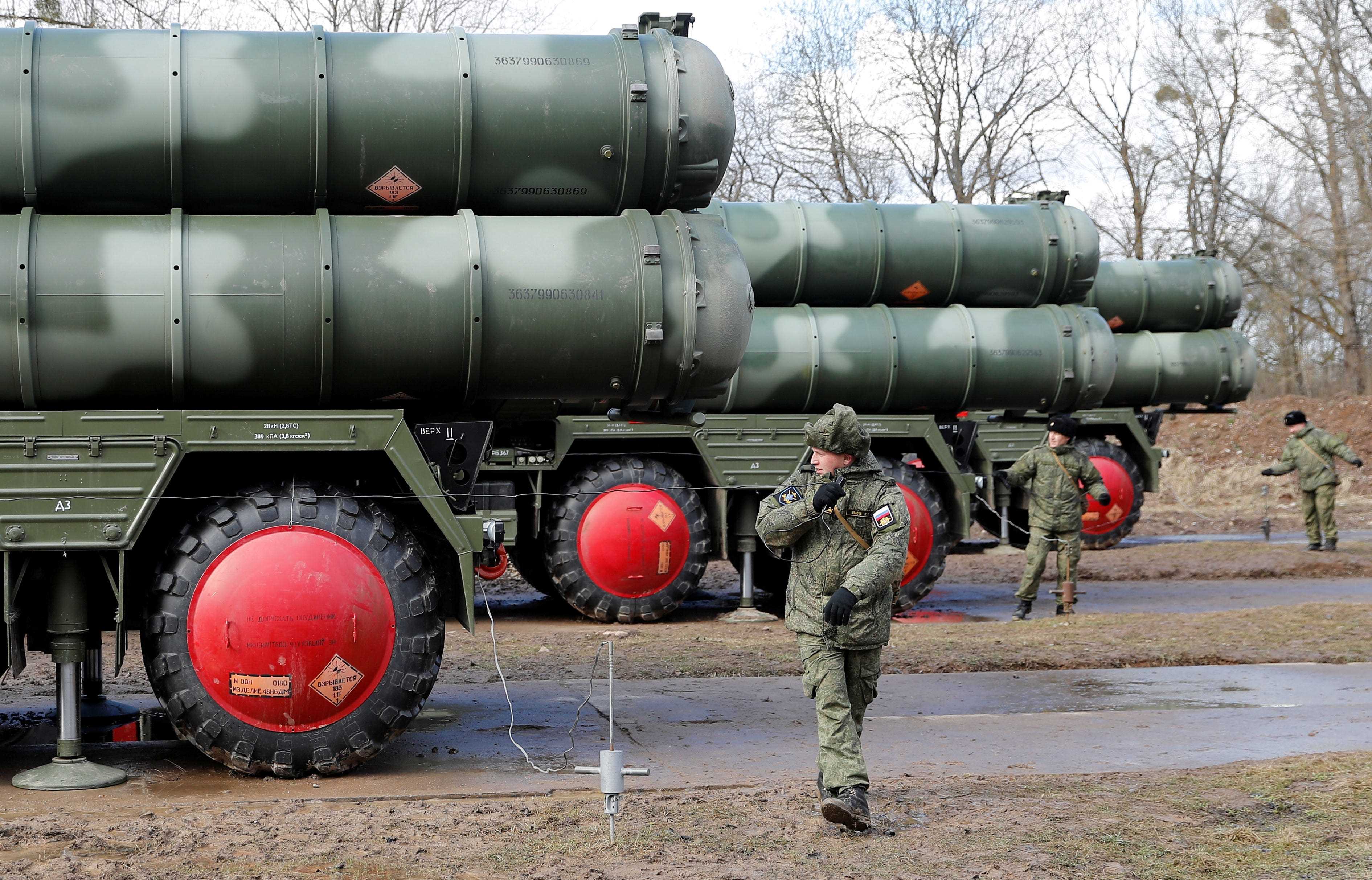 DATEIFOTO: Russische Soldaten stehen neben einem neuen Boden-Luft-Raketensystem S-400 „Triumph“, nachdem es am 11. März 2019 auf einer Militärbasis außerhalb der Stadt Gvardeysk in der Nähe von Kaliningrad, Russland, eingesetzt wurde. REUTERS/Vitaly Nevar/File Foto