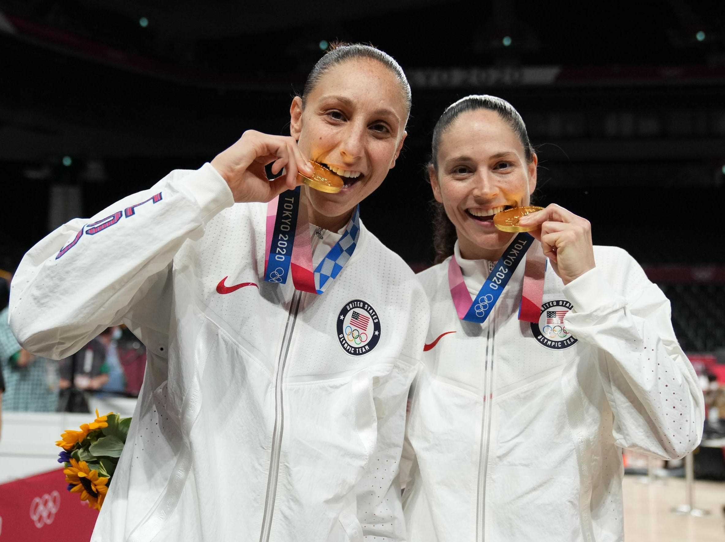 Diana Taurasi und Sue Bird posieren mit ihrer fünften olympischen Goldmedaille.