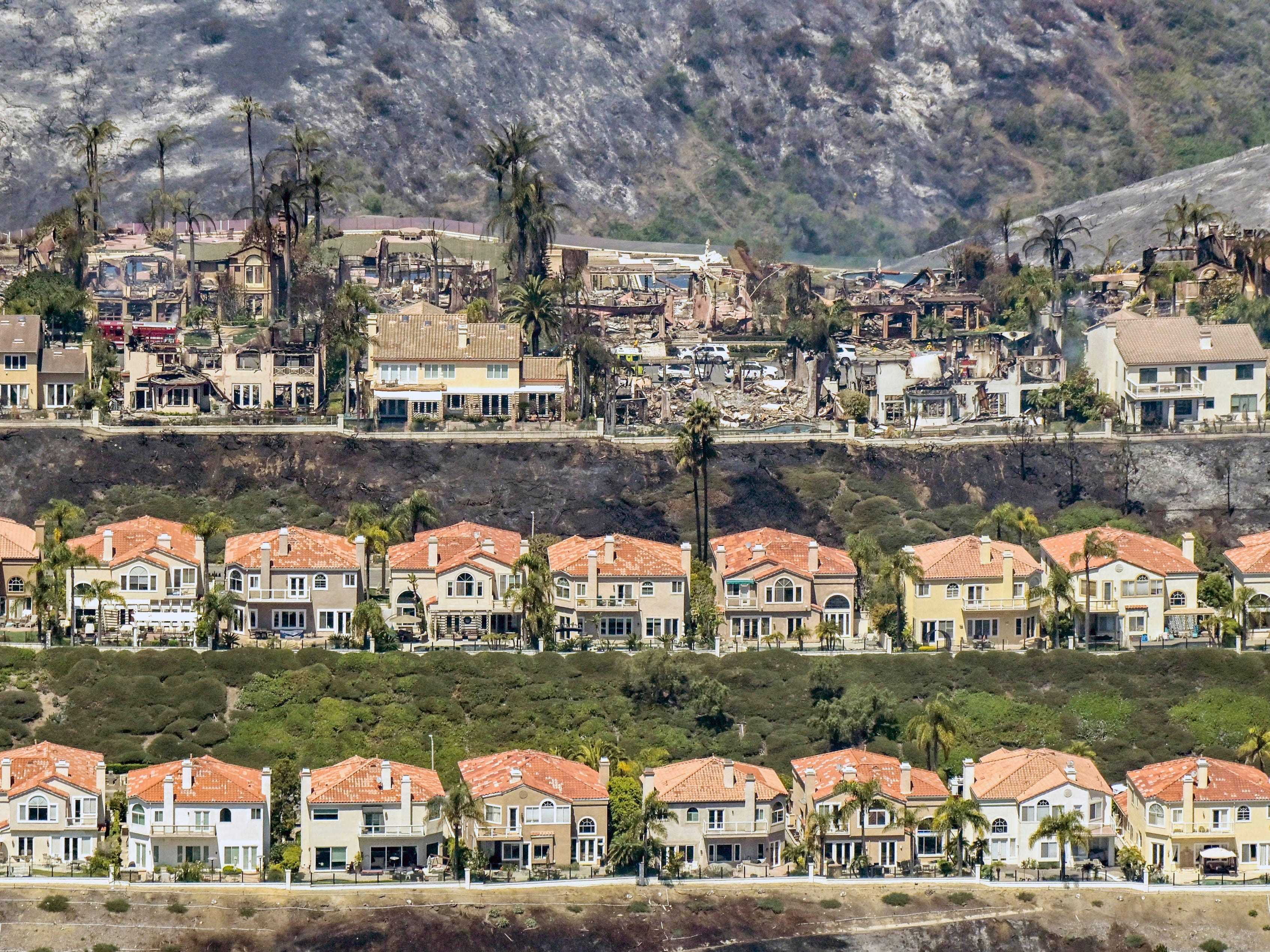 Mindestens 20 Häuser wurden zerstört, nachdem sich das Feuer am Donnerstag, dem 12. Mai 2022, durch die Küstengemeinde Orange County in Laguna Niguel, Kalifornien, bewegt hatte.