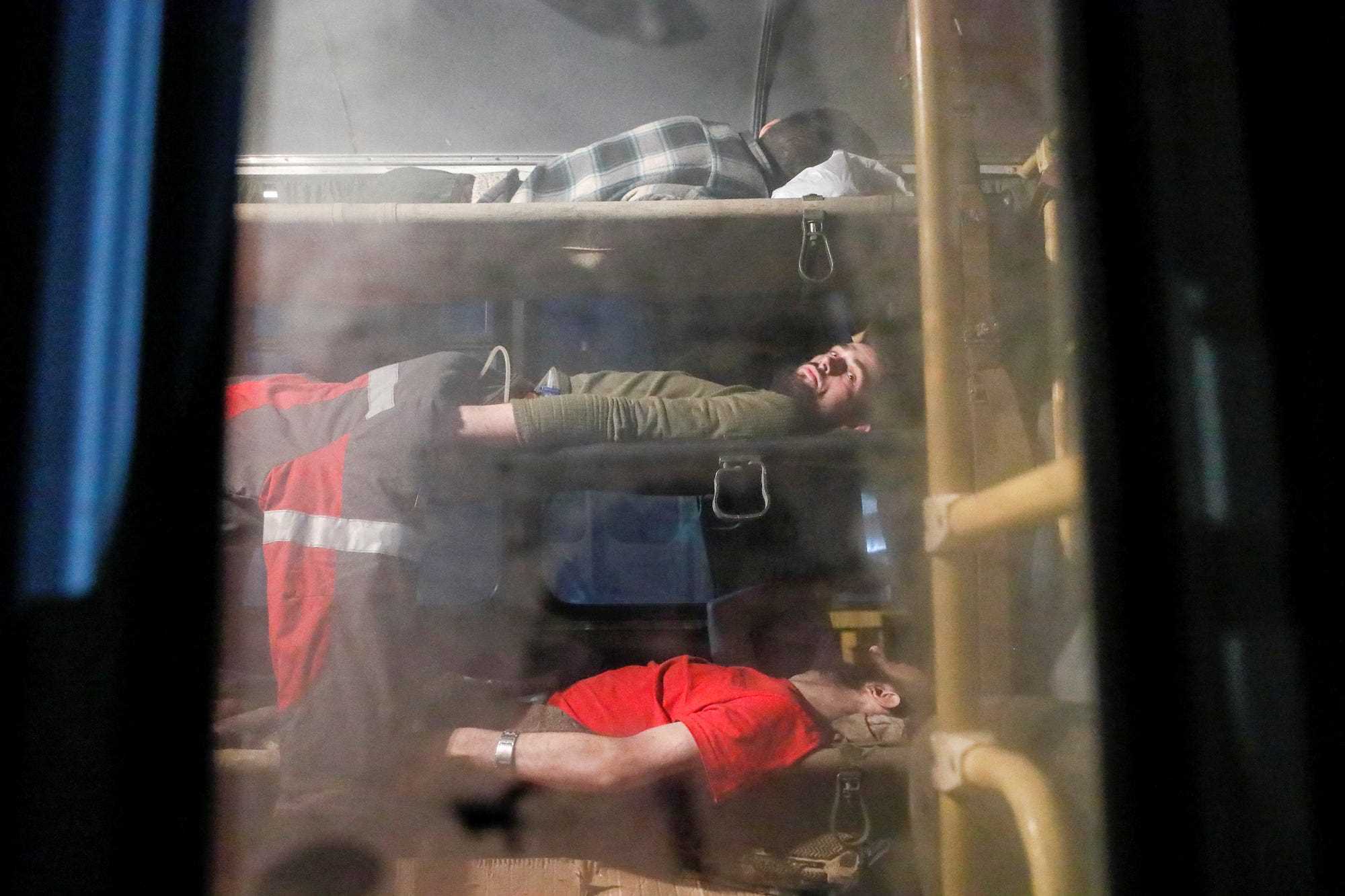 Aus Azovstal evakuierte Soldaten liegen auf Etagenbetten in einem Bus