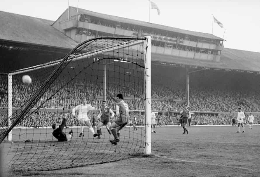 Alfredo Di Stéfano trifft für Real Madrid beim 7:3-Sieg gegen Eintracht Frankfurt im Europapokalfinale 1960.