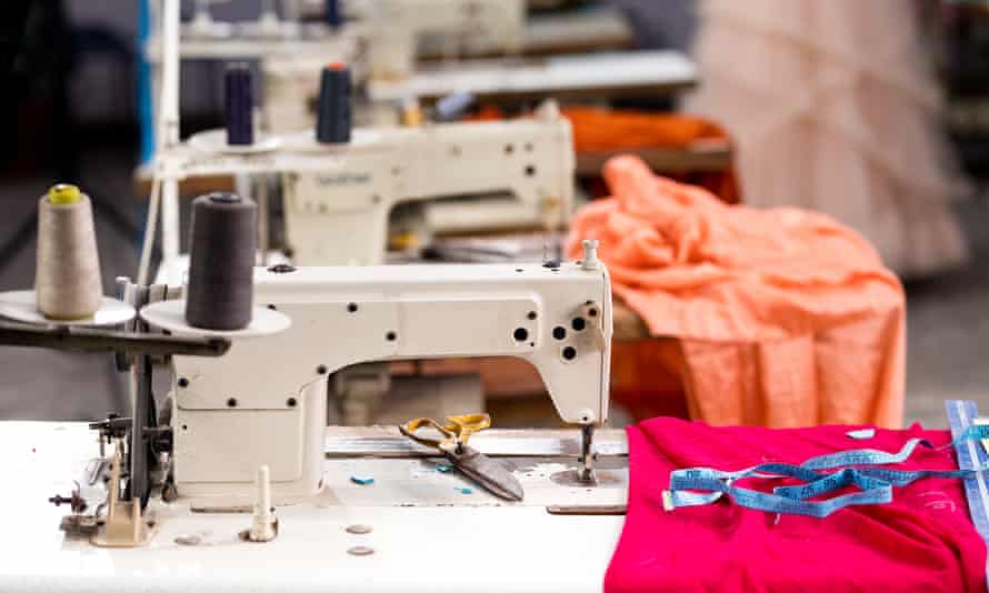 Nähmaschinen und Schneiderwerkzeuge in der Textilfabrik