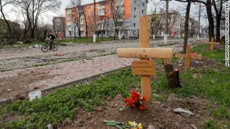 Eine Ansicht zeigt Gräber von Zivilisten, die während des Ukraine-Russland-Konflikts am Straßenrand in Mariupol am 18. April 2022 getötet wurden.