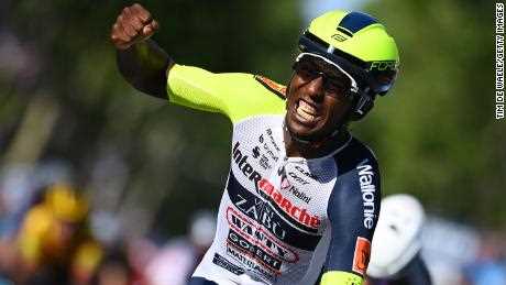 Girmay feiert den Gewinn der 10. Etappe des Giro. 