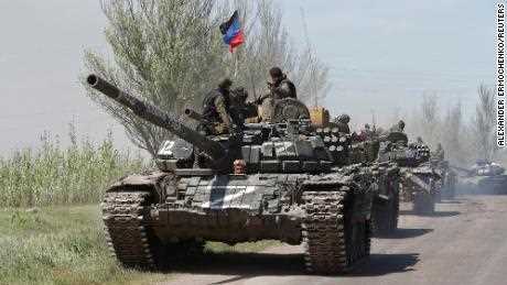 Militärangehörige der prorussischen Truppen fahren am 6. Mai 2022 gepanzerte Fahrzeuge in der Nähe von Nowoasowsk in der östlichen ukrainischen Region Donezk.