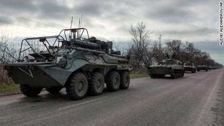 Ein russischer Militärkonvoi bewegt sich am 16. April 2022 auf einer Autobahn in einem Gebiet, das von russisch unterstützten Separatisten in der Nähe von Mariupol, Ukraine, kontrolliert wird. 