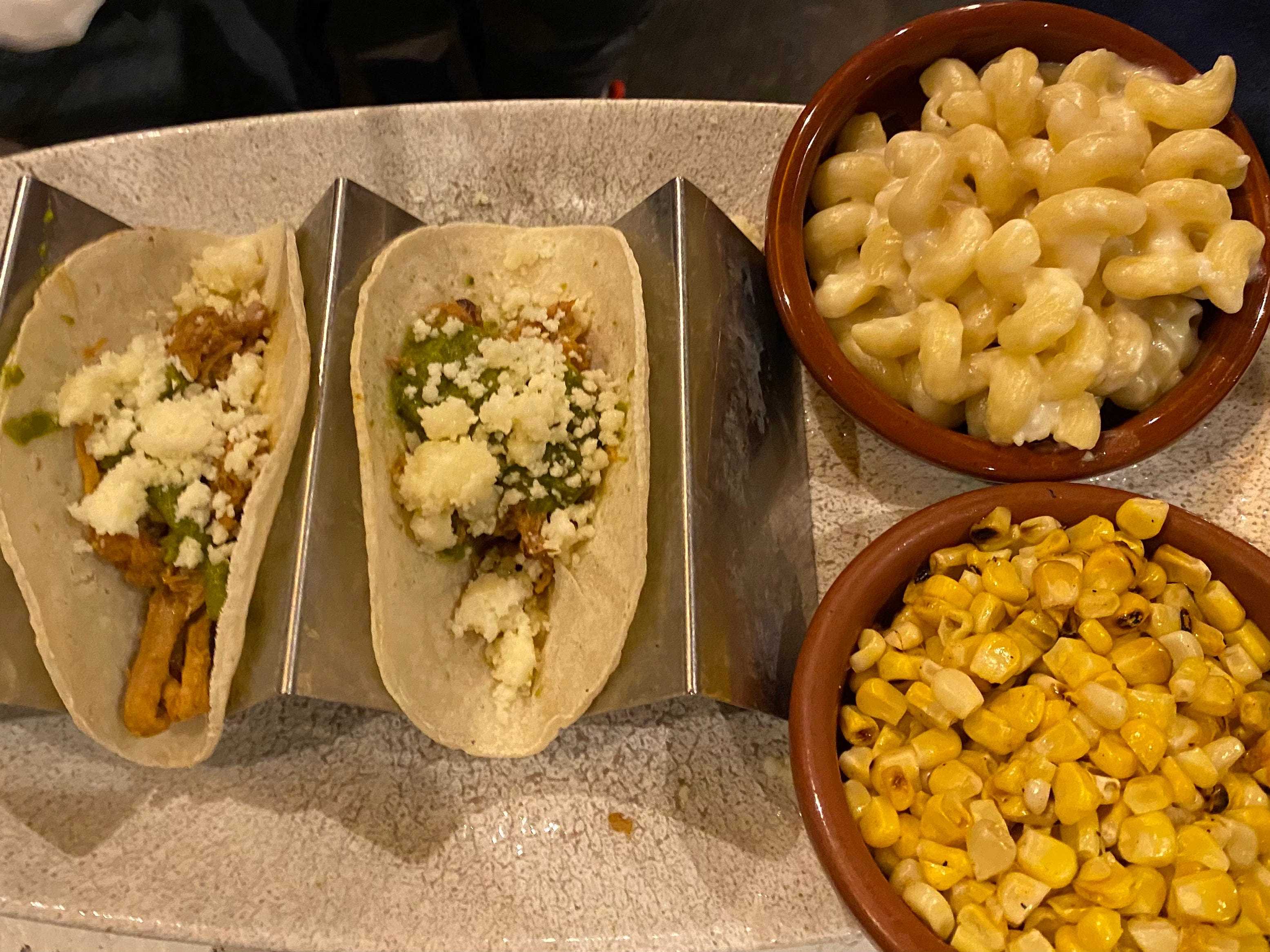 teller mit tacos und beilagen aus dem restaurant im coronado springs resort