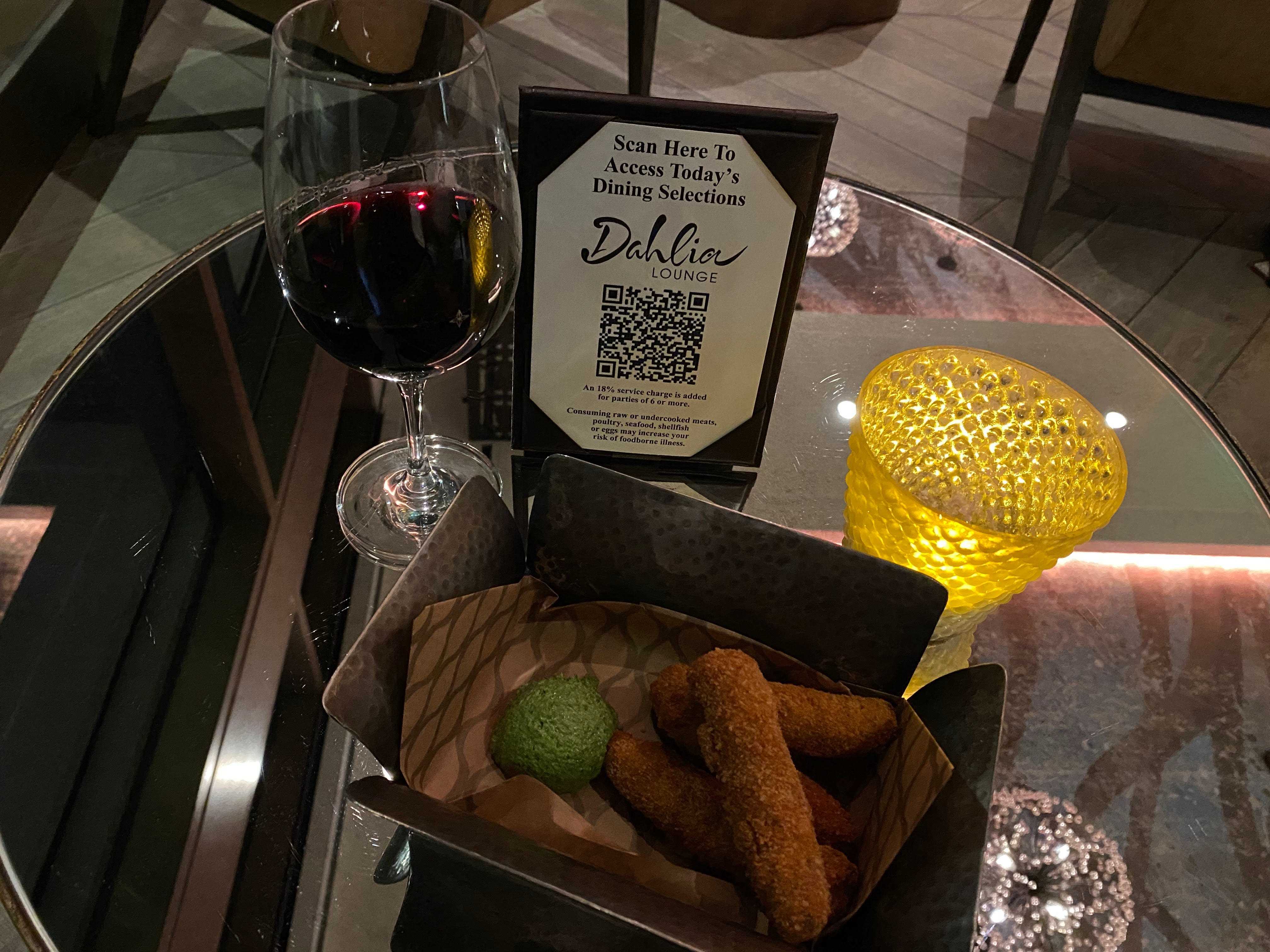 Wein und Häppchen aus der Dehlia Lounge im Coronado Springs Resort