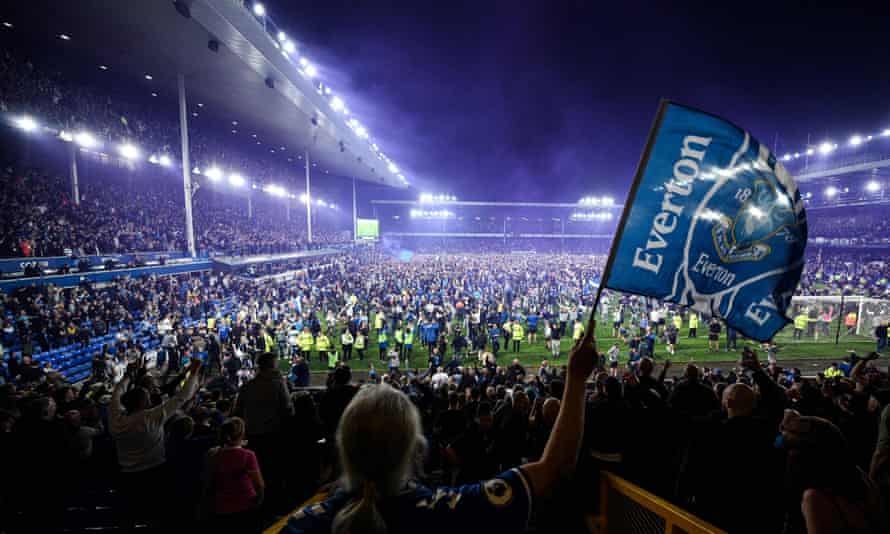 Everton-Fans strömen in Vollzeit auf das Spielfeld.
