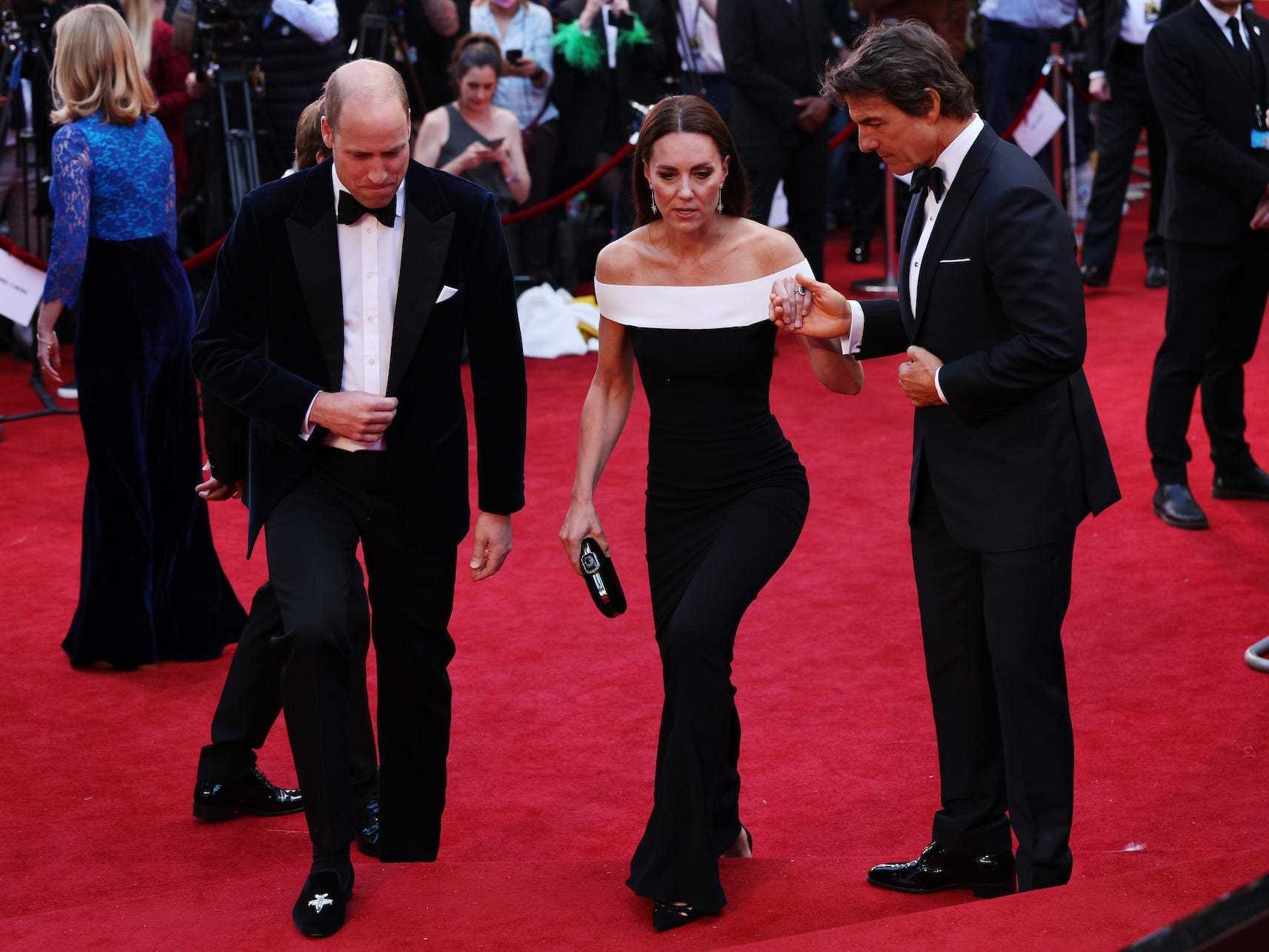 Prinz William, Kate Middleton und Tom Cruise auf dem roten Teppich am 19. Mai 2022.