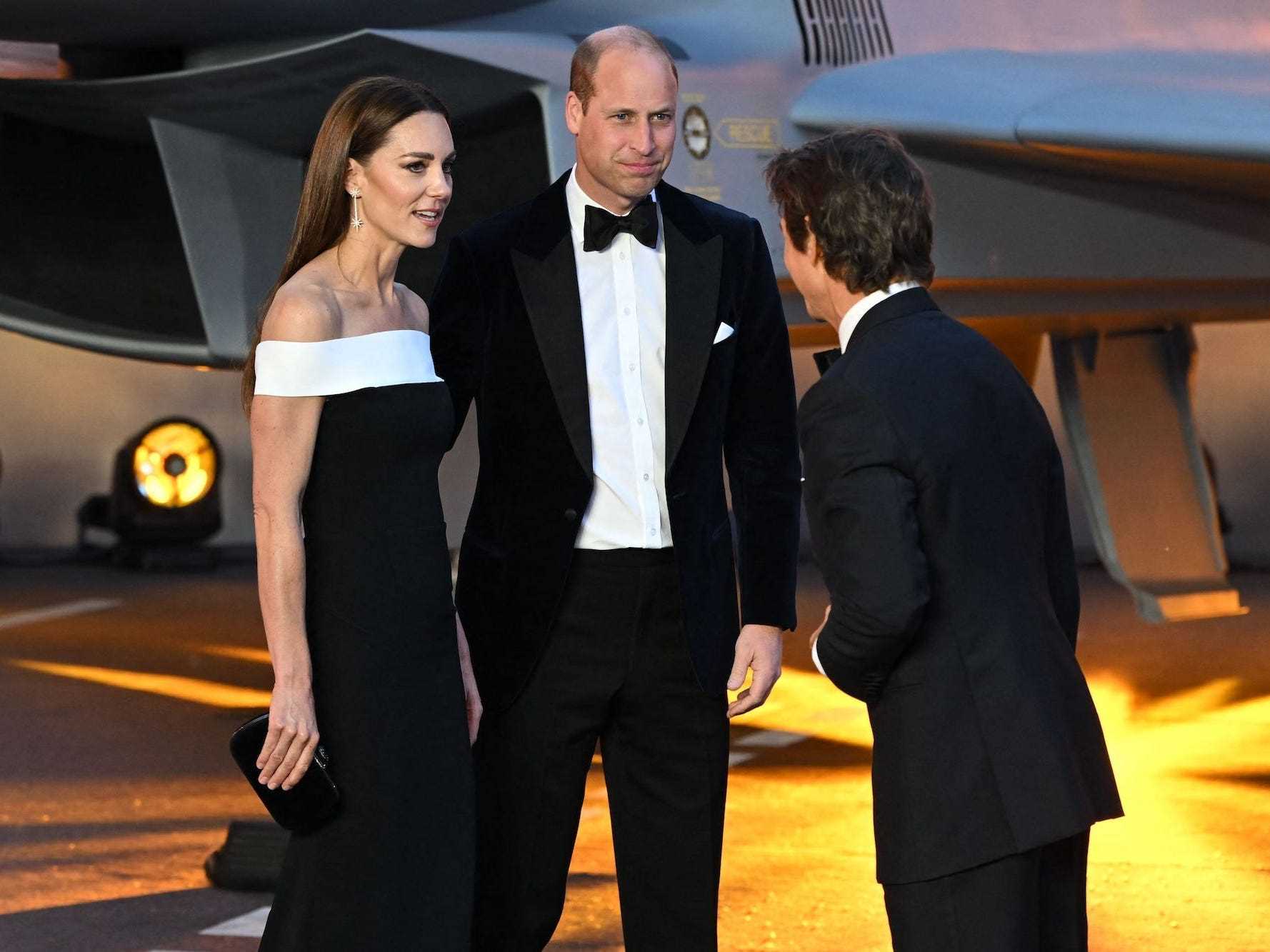 Der Herzog und die Herzogin von Cambridge sprechen am 19. Mai 2022 mit Tom Cruise.