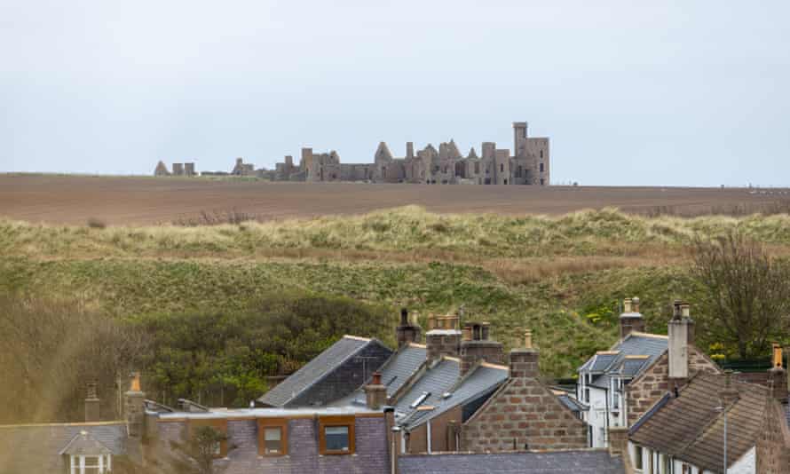 Slains Castle dominiert die Skyline von Cruden Bay.
