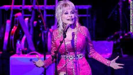 Dolly Parton (hier abgebildet im Jahr 2021) verteilte auf der diesjährigen SXSW-Konferenz Souvenir-NFTs.