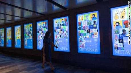 LED-Bildschirme mit NFT-Kunstwerken auf einer Metavision-Ausstellung.