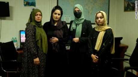 Eine Gruppe weiblicher Moderatoren und Produzenten bei TOLOnews aus Afghanistan.