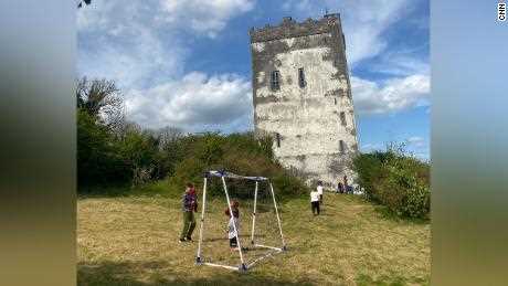 Die Kinder des Ballinbooley Castle in Galway spielen frei auf dem Gelände.
