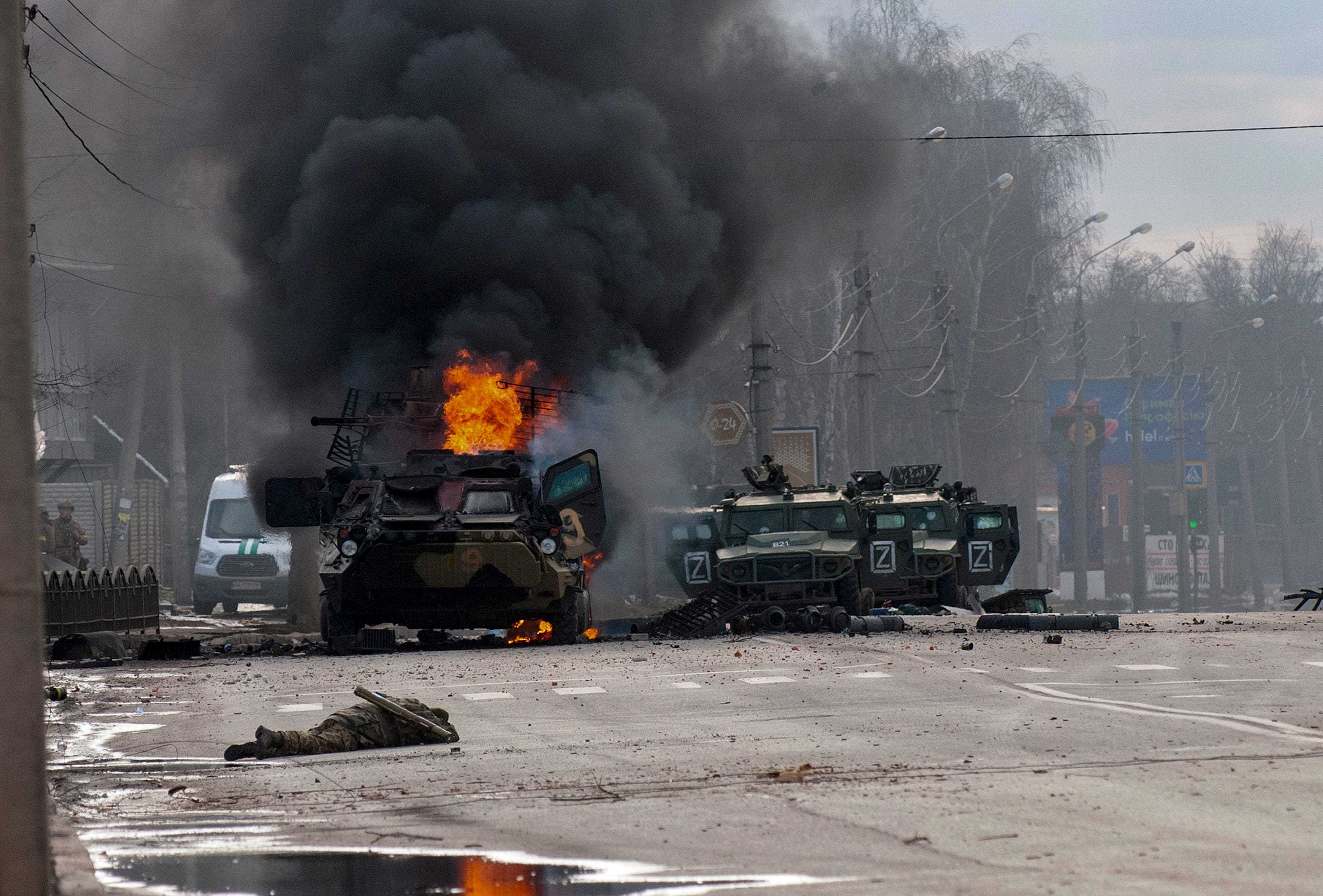 Ein russisches Militärfahrzeug brennt in der Ukraine