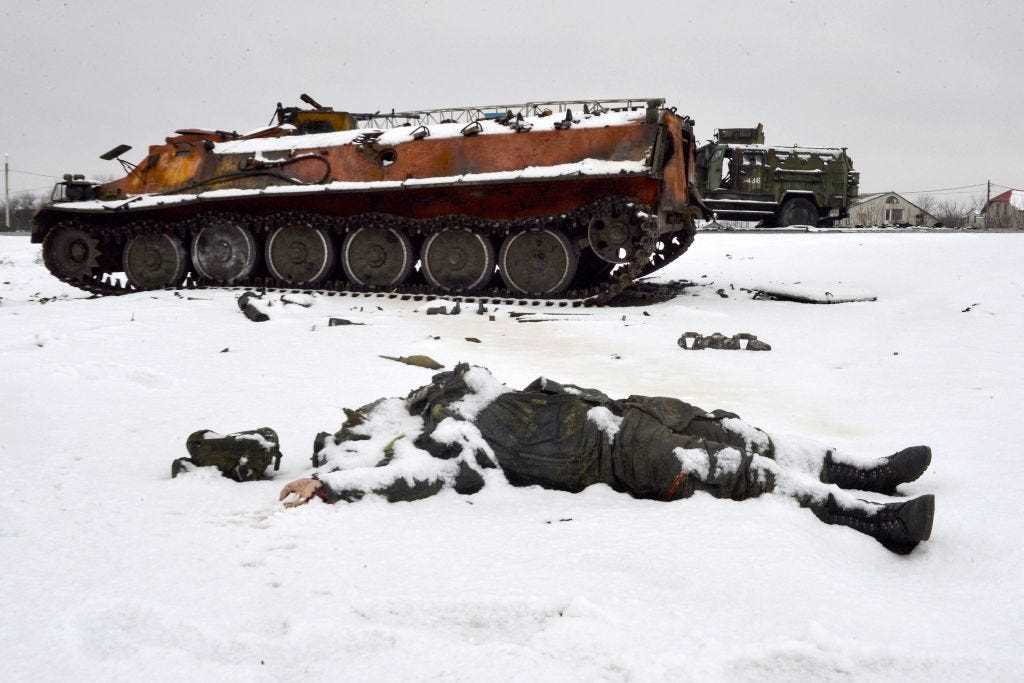 Zerstörte russische Militärfahrzeuge am Straßenrand am Stadtrand von Charkiw am 26. Februar 2022