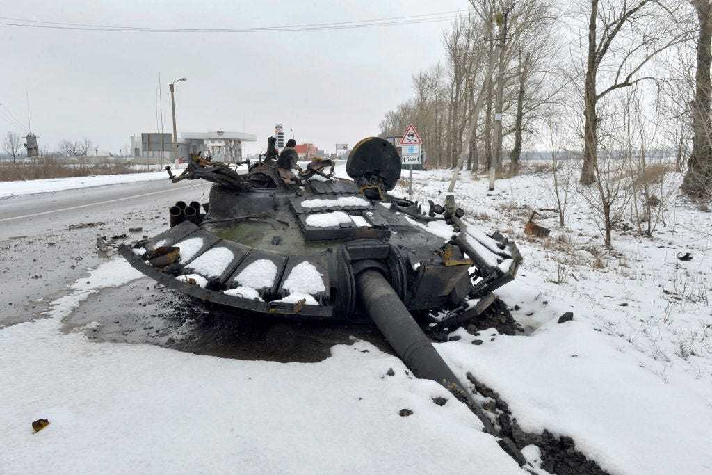 Ein Fragment eines zerstörten russischen Panzers ist am 26. Februar 2022 am Straßenrand am Stadtrand von Charkiw zu sehen.