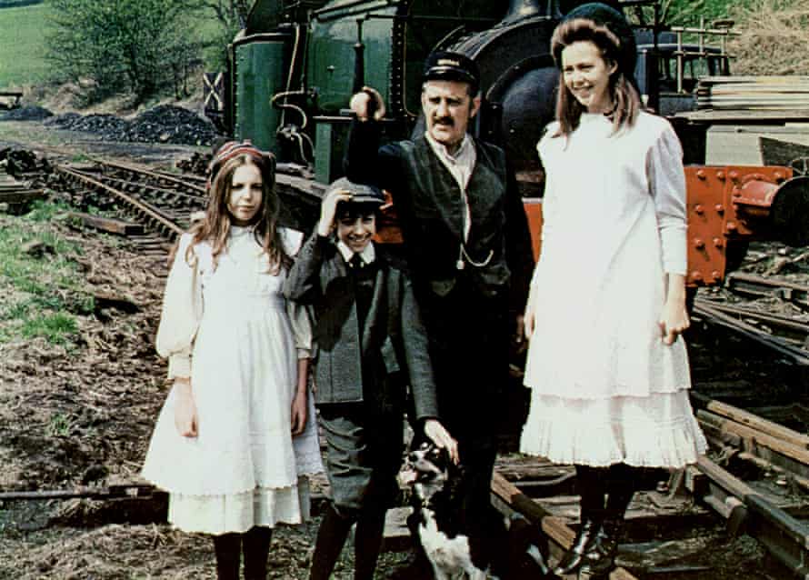 Sally Thomsett, Gary Warren, Bernard Cribbins und Jenny Agutter in The Railway Children (1970).
