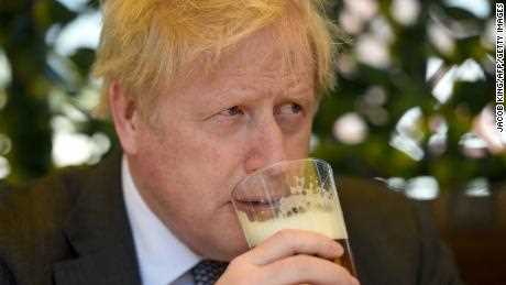 Boris Johnson nippt am 19. April 2021 an einem Pint Bier in einem Pub in Wolverhampton, Mittelengland.