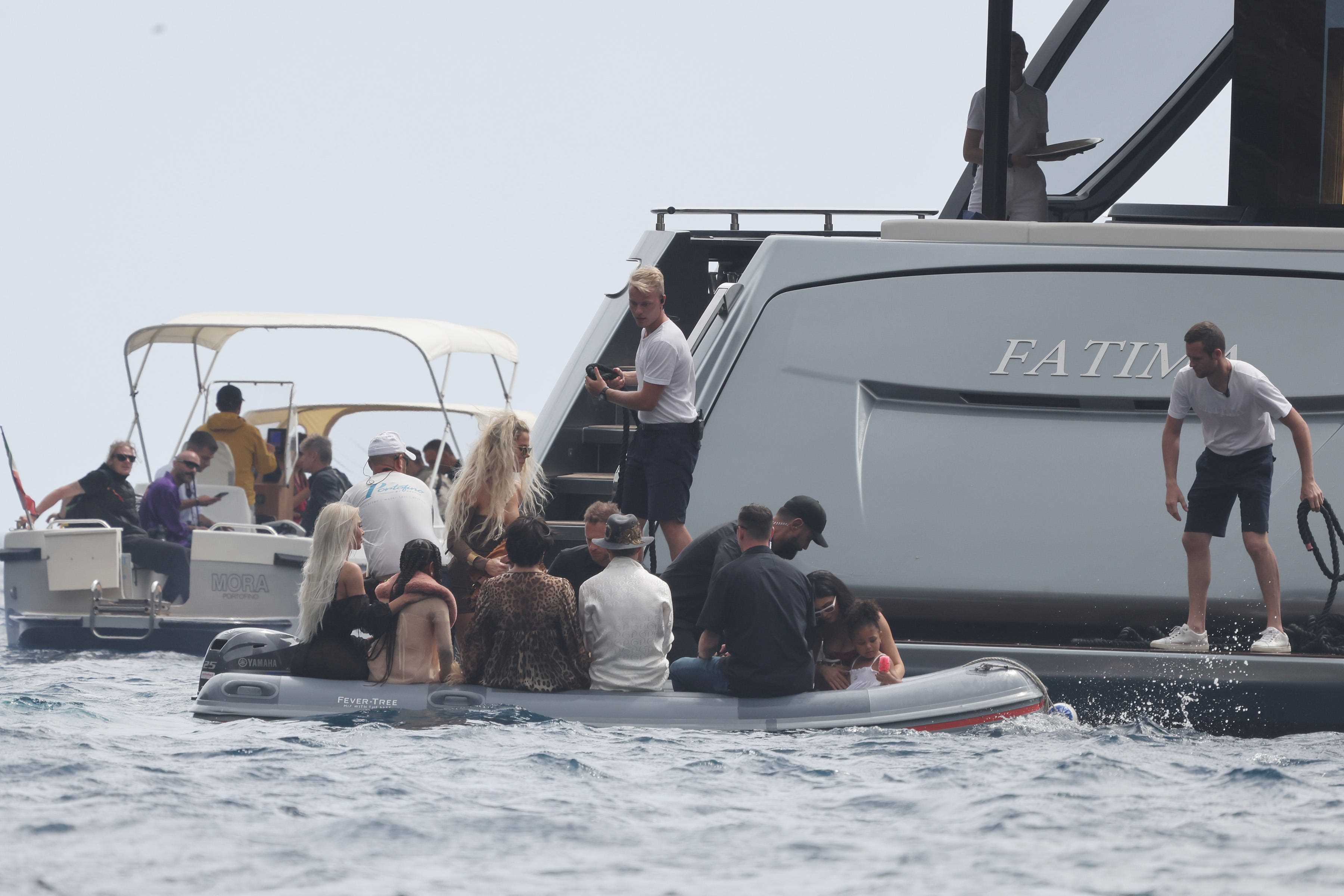 Kardashian-Familie geht auf eine Yacht