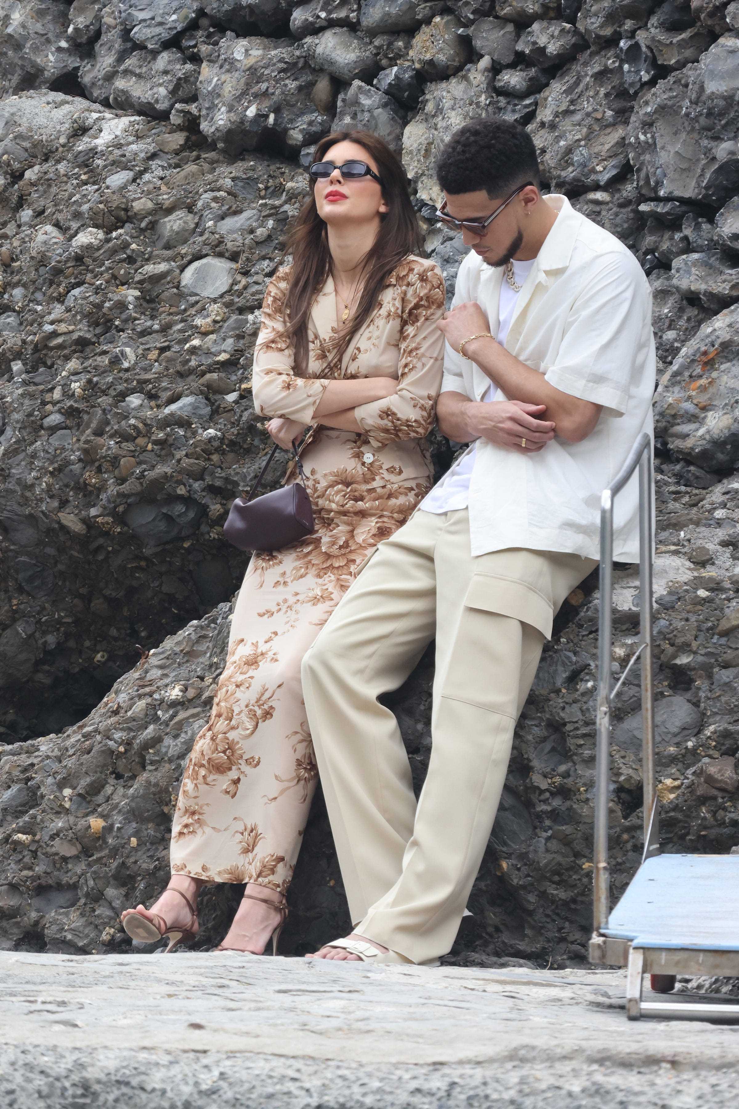 Kendall Jenner und Devin Booker lehnen in Italien an Felsen