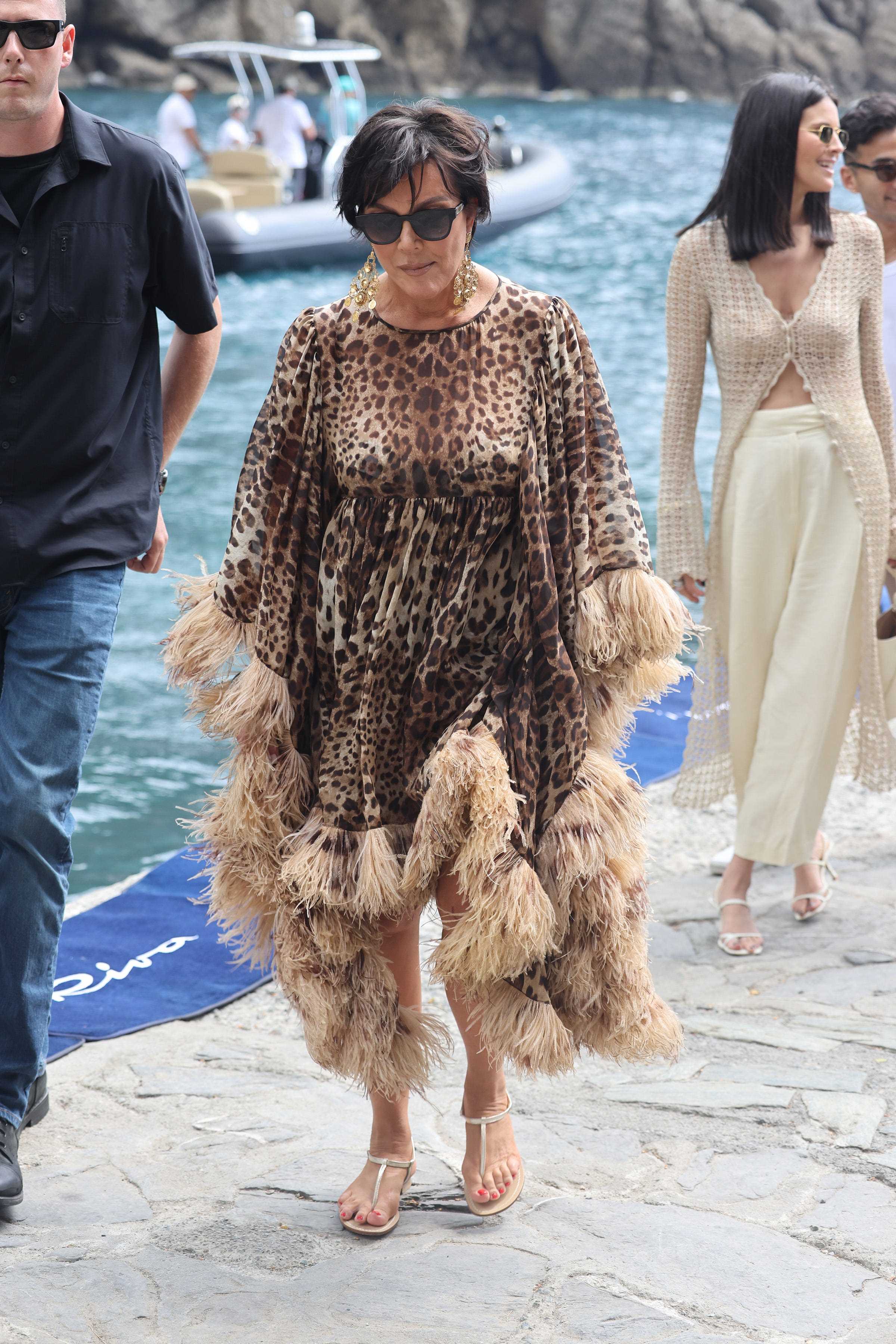 Kris Jenner in einem Kleid mit Leopardenmuster und Federn