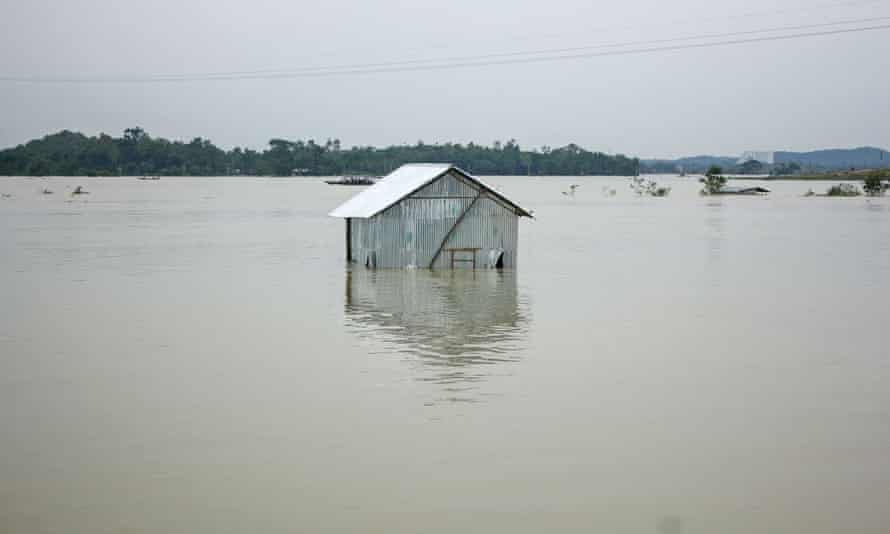 Ein überflutetes Haus am Ufer des überfluteten Flusses Surma in Sylhet