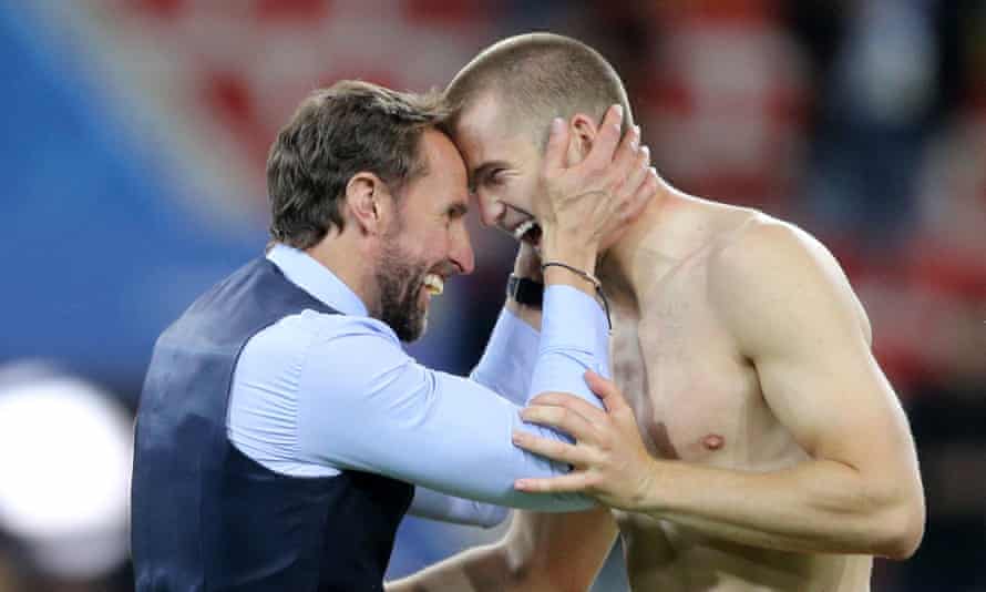 Eric Dier feiert mit Gareth Southgate, nachdem er bei der Weltmeisterschaft 2018 den entscheidenden Elfmeter gegen Kolumbien erzielt hat
