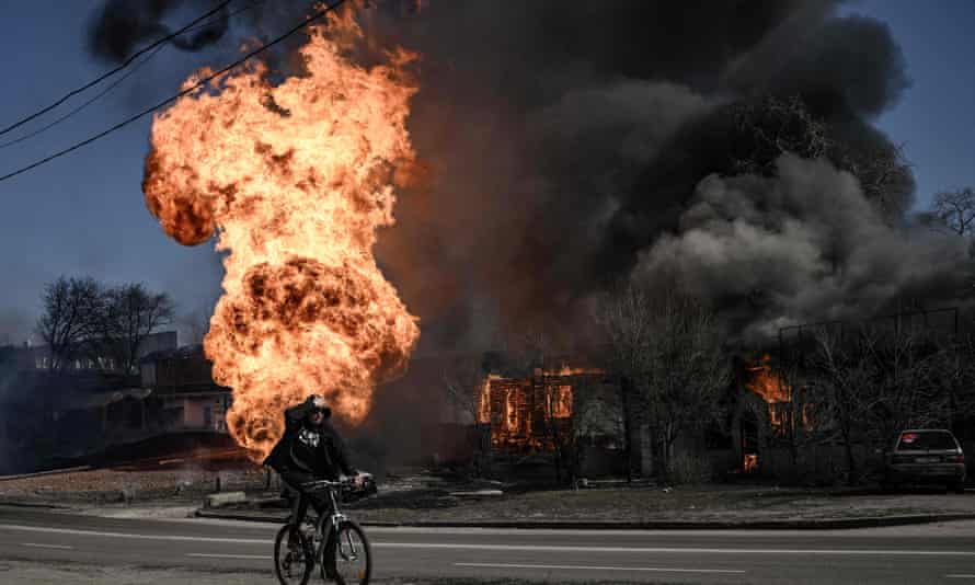 Eine medizinische Einrichtung in Charkiw steht am 25. März in Flammen.  Russische Truppen wurden vergangene Woche aus der Stadt zurückgedrängt