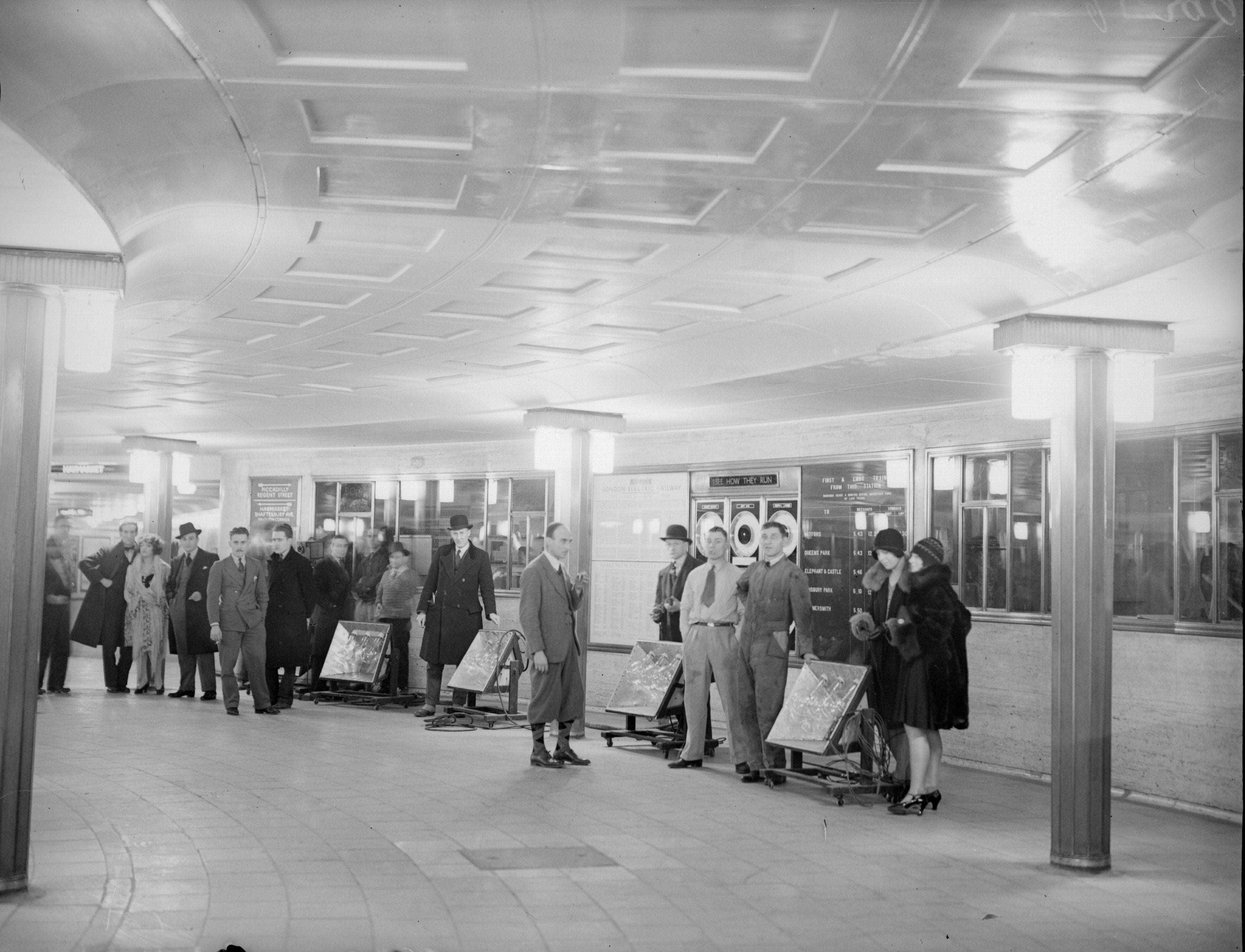 Tickethalle des Piccadilly Circus im Jahr 1930.