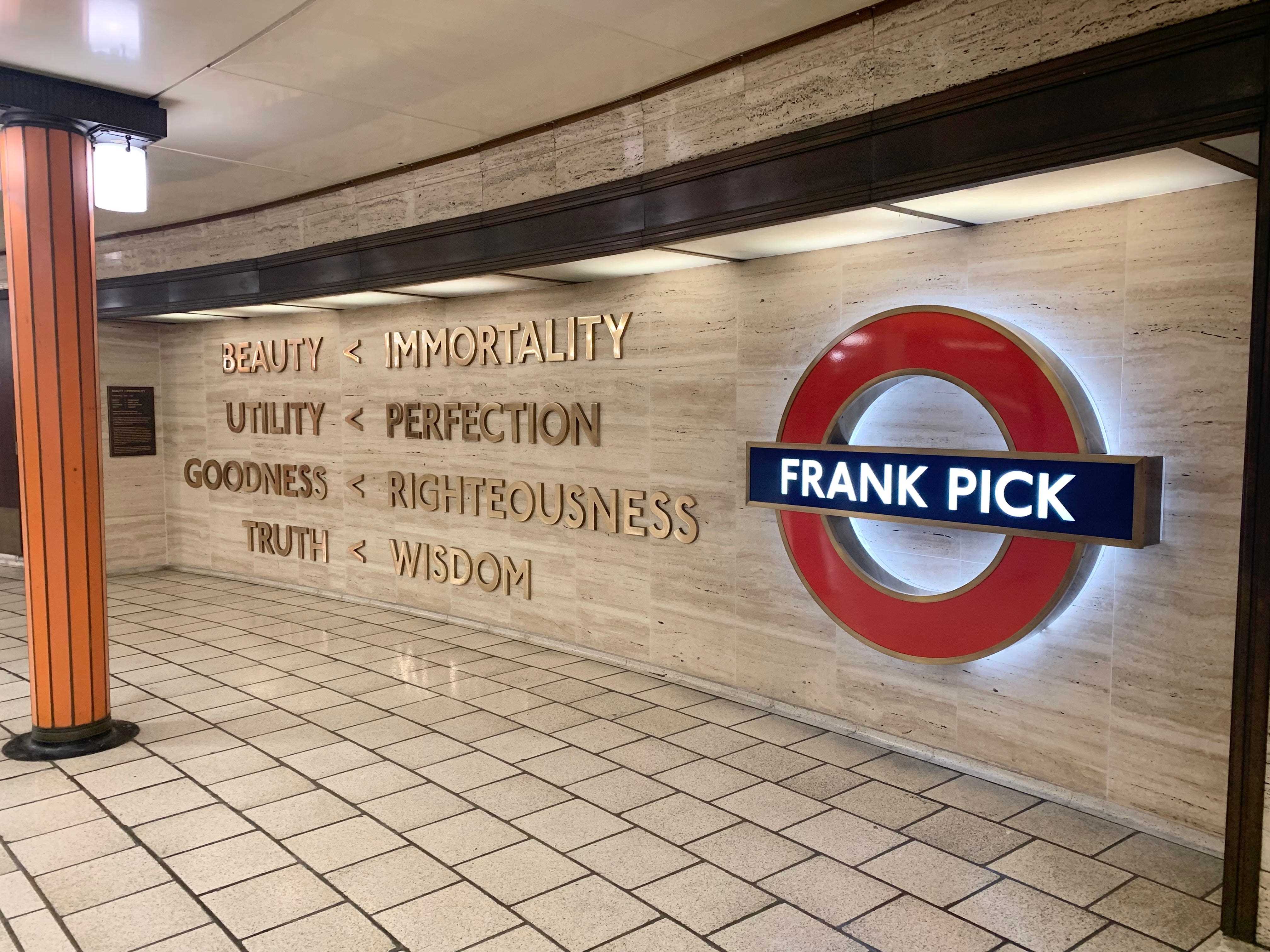 Eine Hommage an Frank Pick an der Wand der Kassenhalle am Bahnhof Piccadilly Circus, London.