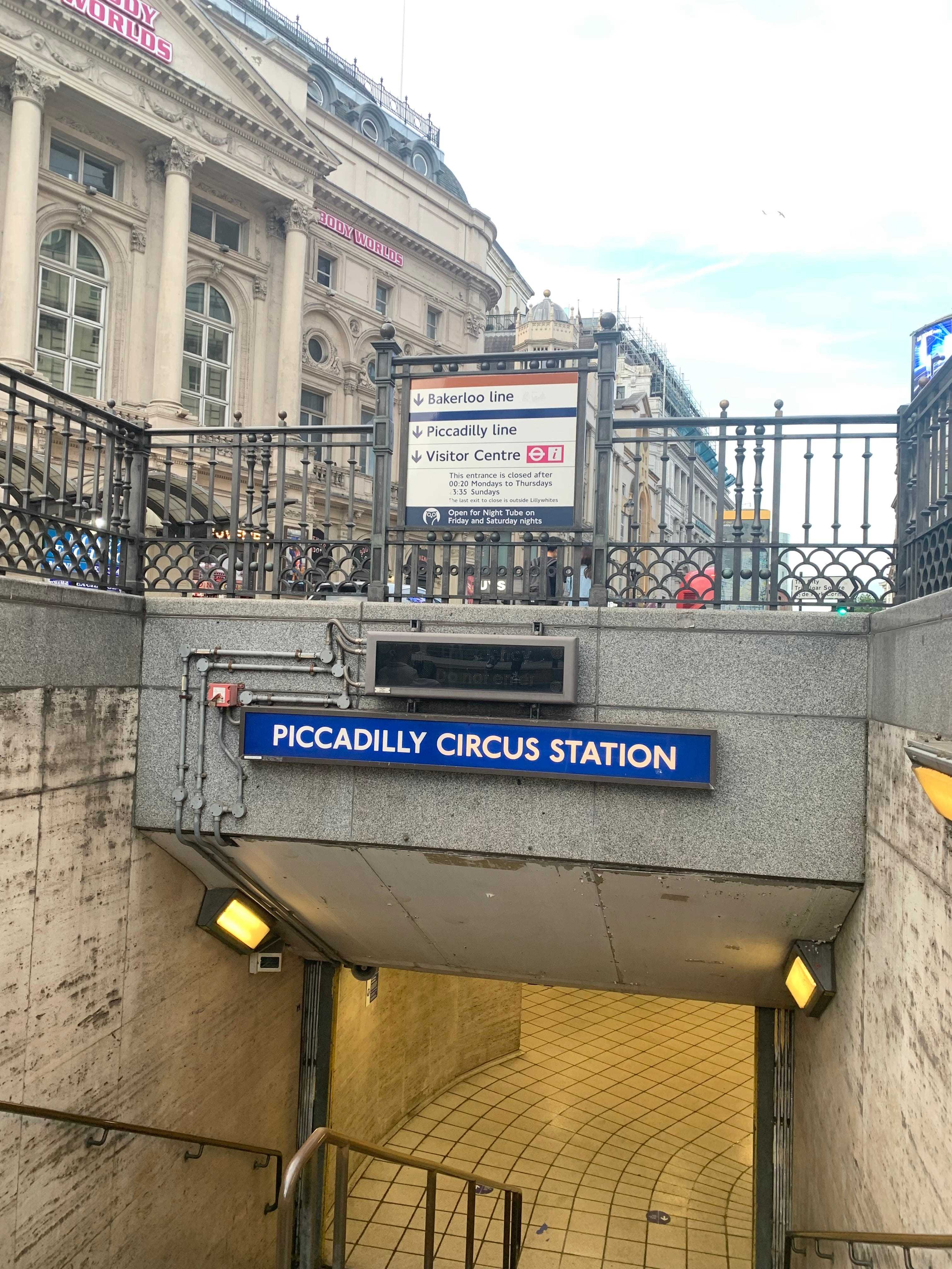 Einer der Eingänge zum Bahnhof Piccadilly Circus, London.