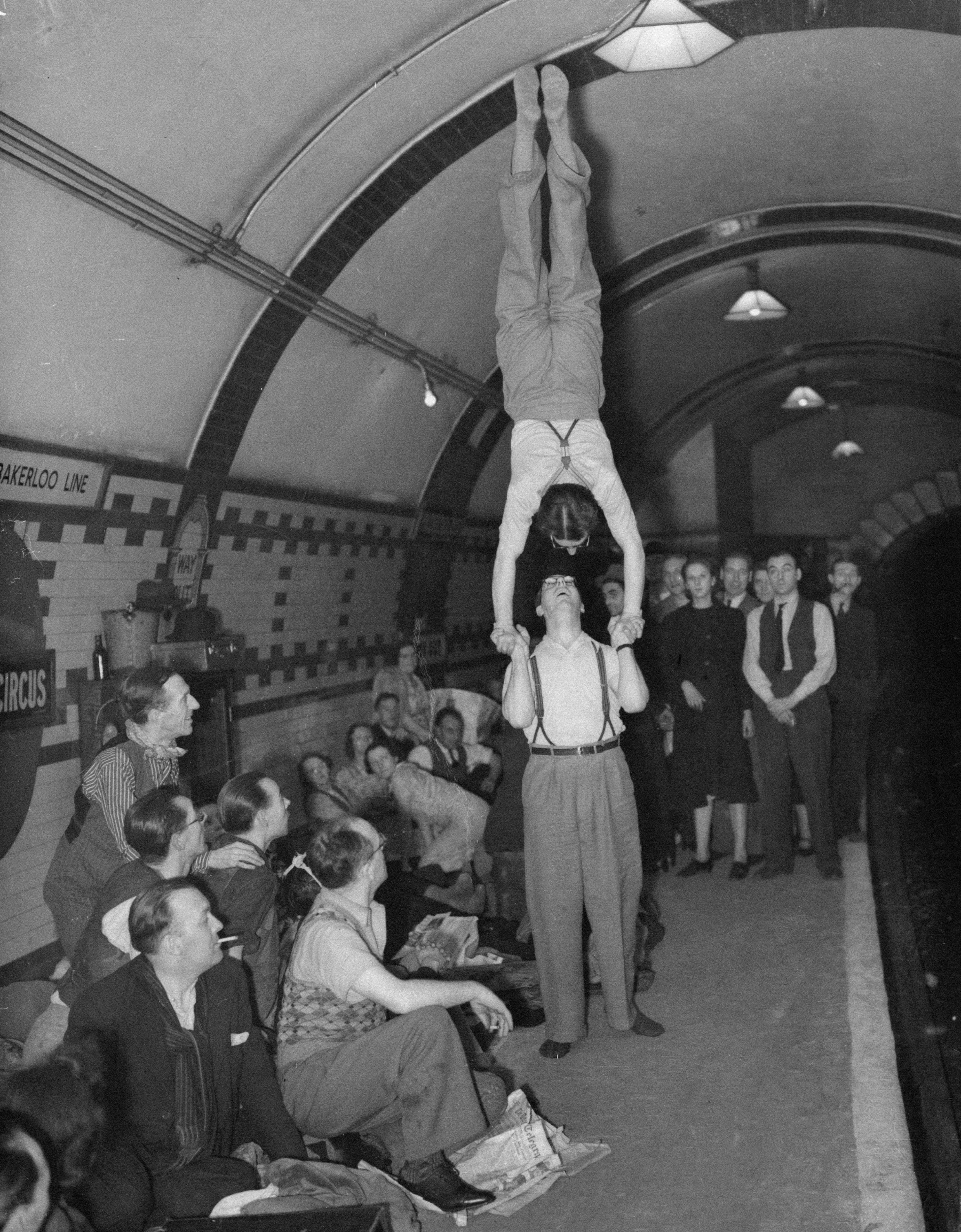 Menschen, die 1940 am Bahnhof Piccadilly Circus Schutz suchten.