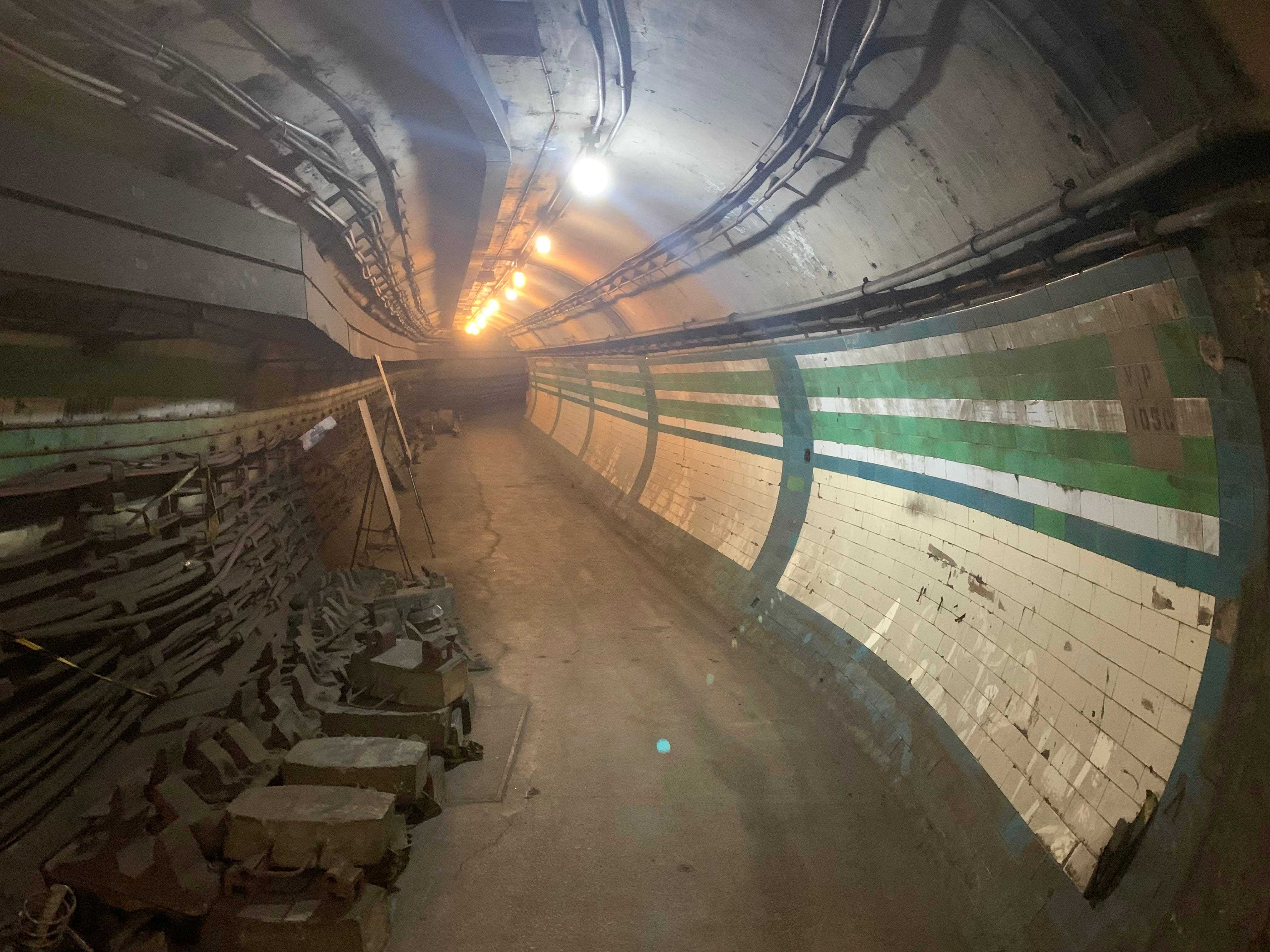 Einer der ehemaligen unterirdischen Korridore am Bahnhof Piccadilly Circus, London.